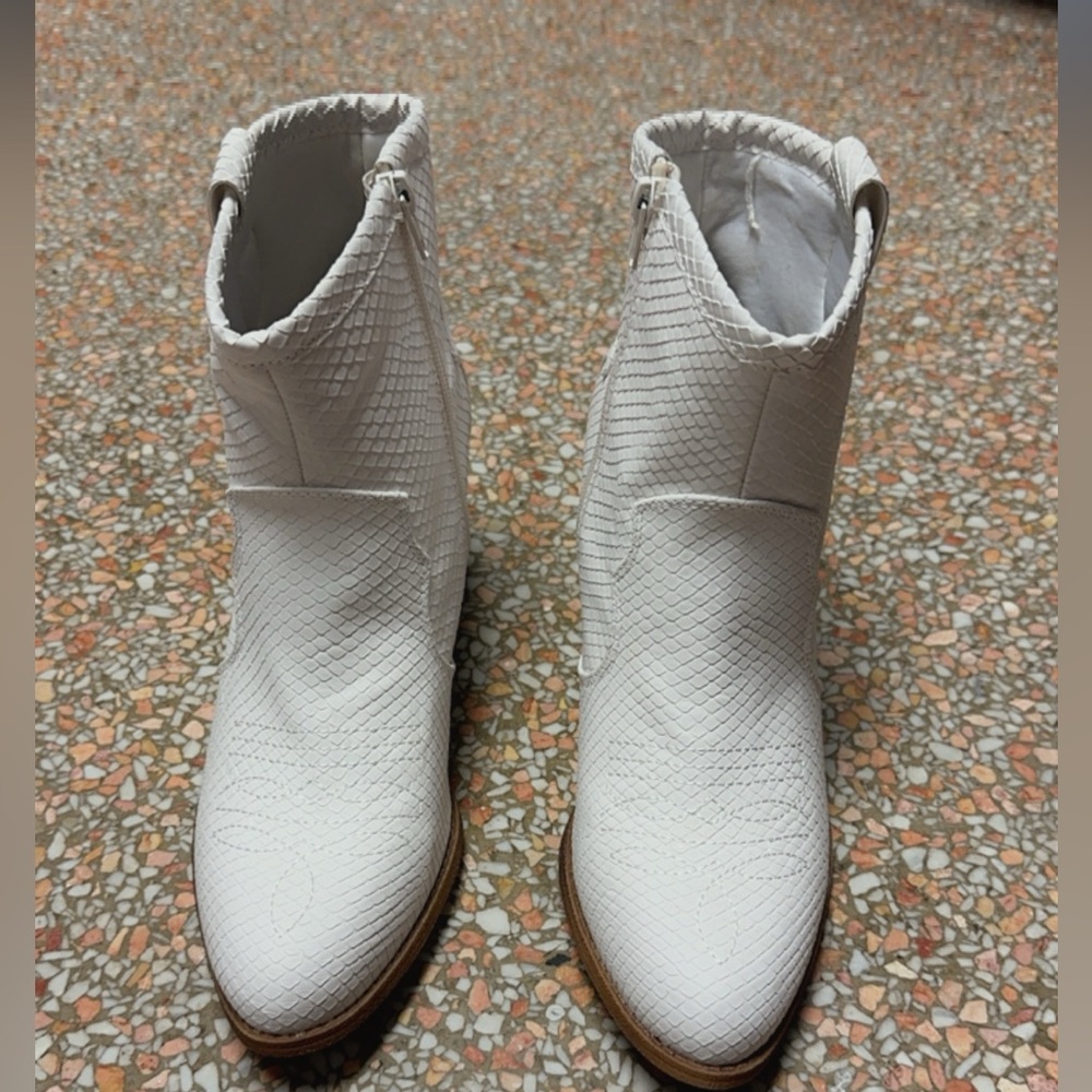 White Dirty Laundry Boots Size 10 - Never Worn $28